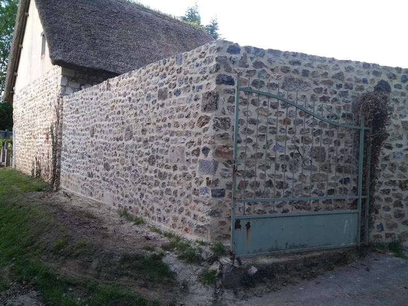 Maçon mur de soutènement à Valorbiquet